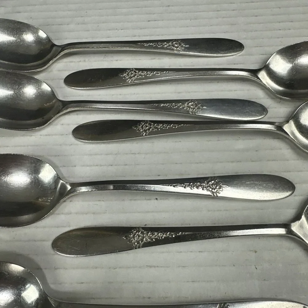 VTG  1941 SILVERPLATE SPOON 8 PC ONEIDA FANTASY TUDOR PLATE COMMUNITY See Pics